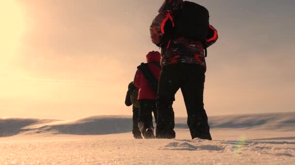 Üç alpinist turist karlı çölde birbirini takip ediyor. takım çalışması ve zafer. iş adamları ekibi zafer ve başarı gidin. iş adamlarının takım çalışması. — Stok video