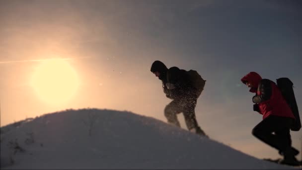 ビジネスの方々 のチームワーク。3 つの登山は、雪に覆われた丘の上に別の後に 1 つを登る。ビジネス人のチームは、勝利と成功に移動します。困難を克服するために共同作業します。. — ストック動画