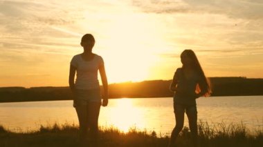 göl kenarında parti, çocuklar dans. Sahilde dans eden mutlu kızlar. müzik dinlerken eğlenceli güzel kızlar. Kız kardeşler dans ediyor. gençler kız tatil disko.