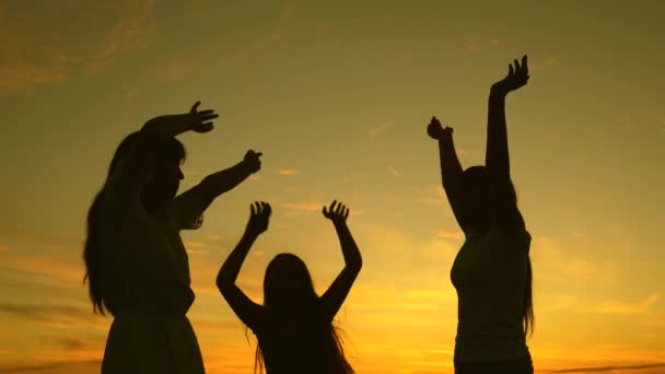 Chicas felices bailando en la playa. adolescentes novias disco de vacaciones. fiesta junto al lago, niños bailando. hermosas chicas divirtiéndose escuchando música. hermanas están bailando . — Vídeos de Stock