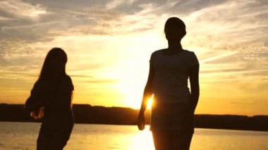 gençler kız tatil disko. göl kenarında parti, çocuklar dans. Sahilde dans eden mutlu kızlar. müzik dinlerken eğlenceli güzel kızlar. kız kardeşler dans ediyor.