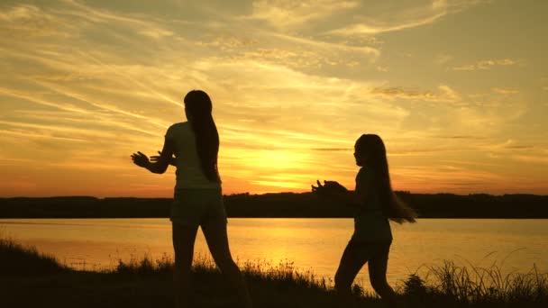 Festa junto ao lago, crianças a dançar. meninas felizes dançando na praia. meninas bonitas se divertindo ouvindo música. As irmãs estão a dançar. adolescentes namoradas férias disco . — Vídeo de Stock