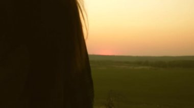 Sırt çantaları olan kadın gezginler gün batımının tadını çıkarırlar. Yürüyüşçü Kız. Takım çalışması yolcuları. Tatildeki turist ailesi. Seyahatler gün batımında manzaranın tadını çıkarır.