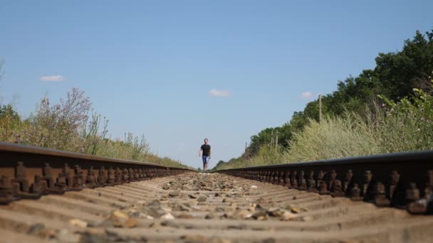 Turist steg på slipers. resenären går med järnväg. passageraren släpat bakom tåget. — Stockvideo