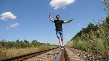 yolcu raylara raylarla gider. uyuyanlar üzerinde turistik adımlar. yolcu trenin arkasında gecikmeli.