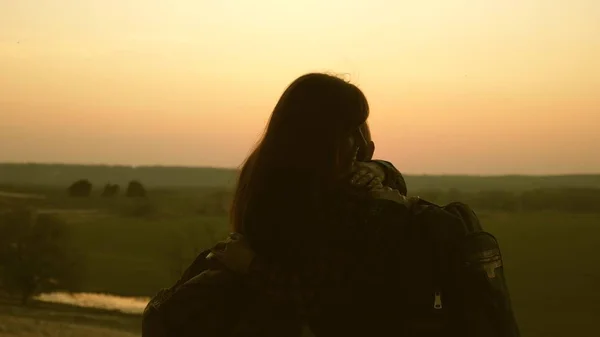 Mutter und Tochter umarmen sich und genießen ihren Sieg und genießen den Sonnenuntergang. Wanderin. Teamwork Reisende mit Rucksäcken. Familie von Touristen im Urlaub. Reisen genießen die Landschaft bei Sonnenuntergang. — Stockfoto