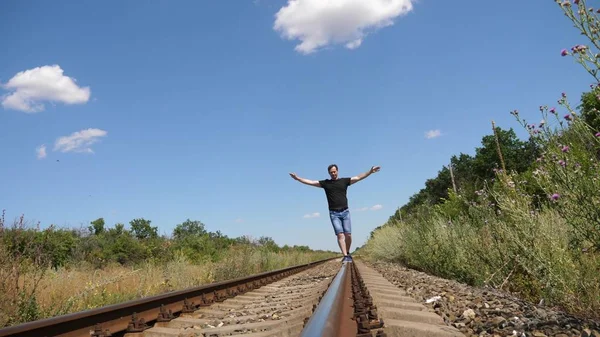 yolcu raylara raylarla gider. uyuyanlar üzerinde turistik adımlar. yolcu trenin arkasında gecikmeli.