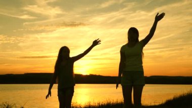 gençler kız tatil disko. göl kenarında parti, çocuklar dans. Sahilde dans eden mutlu kızlar. müzik dinlerken eğlenceli güzel kızlar. kız kardeşler dans ediyor.