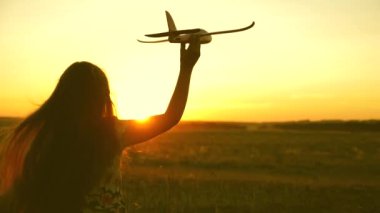 Mutlu kız gün batımında oyuncak bir uçakla sahada koşuyor. Çocuklar oyuncak uçak oynuyorlar. Gençler uçmayı ve pilot olmayı hayal eder. Kız pilot ve astronot olmak istiyor. Yavaş çekim