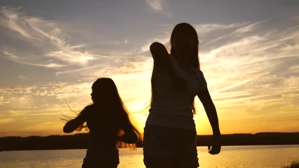 Tonåringar flickvänner semester disco. fest vid sjön, barn dansar. glada tjejer dansar på stranden. vackra flickor som har roligt att lyssna på musik. systrar dansar. — Stockvideo