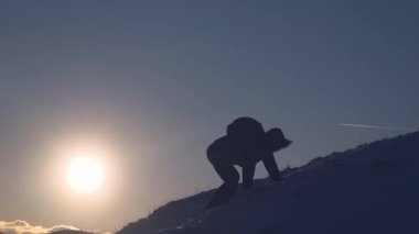 Erkek tırmanıcı yüksek karlı dağ leylak sunset Bulvarında fethetti. Tepeler gezgin fetih. Tur turistler için. Turist macera dağlarda. Adam turist batımında silüeti