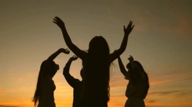 sahilde mutlu aile dans. göl kenarında parti, çocuklar dans. Sahilde dans eden mutlu kızlar. Yavaş çekim. müzik dinlerken eğlenceli güzel kızlar. gençler kız tatil disko.