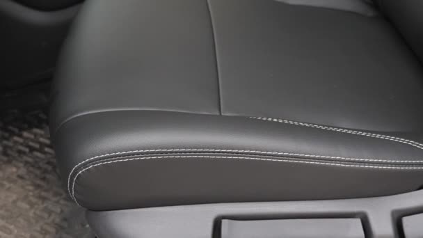 Na předním sedadle vozu krásné černé kožené přikrývky. Close-up — Stock video