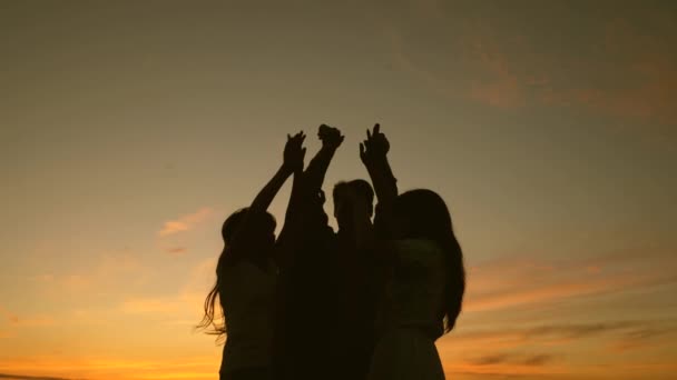 Trevlig familje Dans på stranden. fest vid sjön, barn dansar. glada tjejer dansar på stranden. Slow motion. vackra flickor som har roligt att lyssna på musik. tonåringar flickvänner semester Disco. — Stockvideo