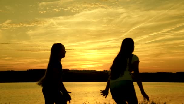 Festa junto ao lago, crianças a dançar. meninas felizes dançando na praia. meninas bonitas se divertindo ouvindo música. As irmãs estão a dançar. adolescentes namoradas férias disco . — Vídeo de Stock