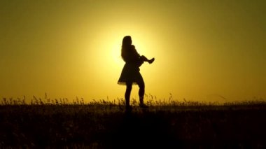 Annem kızıyla gün ışığında oynuyor. anne-babalar küçük kızı ile oynamak. mutlu çocuk gün batımında parkta annesi ile yürür. 1 yaşında bir bebek ile alanında aile. aile mutluluğu kavramı.