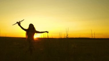 Mutlu kız gün batımında oyuncak bir uçakla sahada koşuyor. Çocuklar oyuncak uçak oynuyorlar. Gençler uçmayı ve pilot olmayı hayal eder. Kız pilot ve astronot olmak istiyor. Yavaş çekim