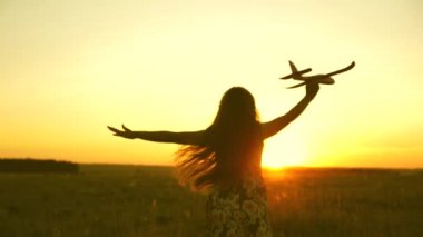 Mutlu kız gün batımında oyuncak bir uçakla sahada koşuyor. Çocuklar oyuncak uçak oynuyorlar. Gençler uçmayı ve pilot olmayı hayal eder. Kız pilot ve astronot olmak istiyor. Yavaş çekim