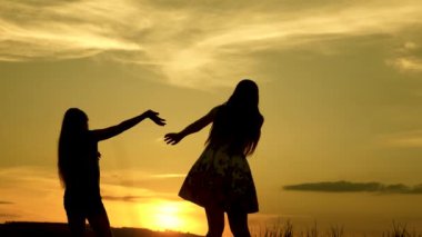Sahilde dans eden mutlu kızlar. göl kenarında parti, çocuklar dans. müzik dinlerken eğlenceli güzel kızlar. Kız kardeşler dans ediyor. gençler kız tatil disko.