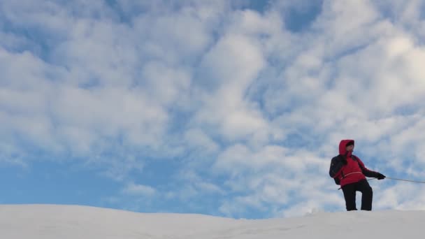 Trabalho em equipe coordenado, turismo no inverno. Vai para a vitória. montanhista seguir uns aos outros ao longo do cume de neve, viajantes amarrados com corda. turistas vai para o topo da montanha . — Vídeo de Stock