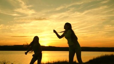 gençler kız tatil disko. göl kenarında parti, çocuklar dans. Sahilde dans eden mutlu kızlar. müzik dinlerken eğlenceli güzel kızlar. kız kardeşler dans ediyor.