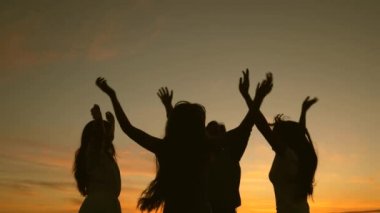 sahilde mutlu aile dans. göl kenarında parti, çocuklar dans. Sahilde dans eden mutlu kızlar. Yavaş çekim. müzik dinlerken eğlenceli güzel kızlar. gençler kız tatil disko.