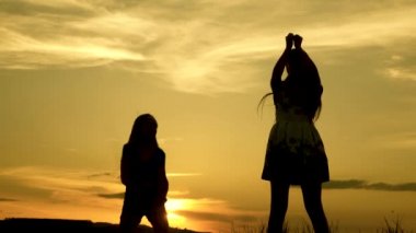 gençler kız tatil disko. göl kenarında parti, çocuklar dans. Sahilde dans eden mutlu kızlar. müzik dinlerken eğlenceli güzel kızlar. kız kardeşler dans ediyor.