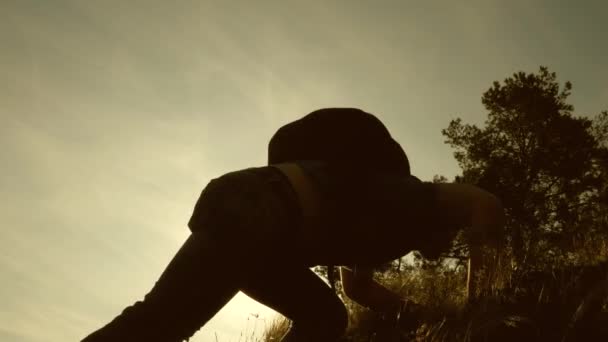 Père tend la main pour aider les enfants à gravir la montagne. Famille de touristes avec enfants voyageant au coucher du soleil. papa, les enfants et la mère avec des sacs à dos de voyage grimper montagne au soleil. travail d'équipe touristique — Video