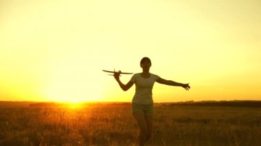 Mutlu kız gün batımında oyuncak bir uçakla sahada koşuyor. Çocuklar oyuncak uçak oynuyorlar. Gençler uçmayı ve pilot olmayı hayal eder. Kız pilot ve astronot olmak istiyor. Yavaş çekim