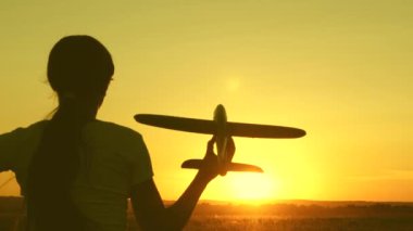 Mutlu kız gün batımında oyuncak bir uçakla sahada koşuyor. Çocuklar oyuncak uçak oynuyorlar. Gençler uçmayı ve pilot olmayı hayal eder. Kız pilot ve astronot olmak istiyor. Yavaş çekim