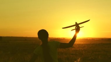 Mutlu kız gün batımında oyuncak bir uçakla sahada koşuyor. Çocuklar oyuncak uçak oynuyorlar. Gençler uçmayı ve pilot olmayı hayal eder. Kız pilot ve astronot olmak istiyor. Yavaş çekim
