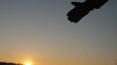 Turistler için tepeye yükselir arkadaşına el uzanır. Karlı Dağı'nda kış dağcılar Kamanda bir tepeye tırmanmak için yardımcı çalışır. spor turizm kavramı.