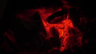 Kırmızı kömürler gece ızgarada yanar, yavaş çekimde, yakın çekimde.