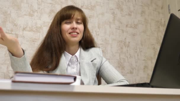 Mujer en el lugar de trabajo hablando con el cliente en la oficina. trabajador con exceso de trabajo en la oficina. joven empresaria que trabaja . — Vídeos de Stock