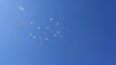 Güzel renkli balonlar gökyüzünde uçuyor, kırmızı mavi turuncu pembe. Havada uçuşan bir sürü renkli balon. Kutlama ve doğum günü konsepti. Güzel bir tatil konsepti.
