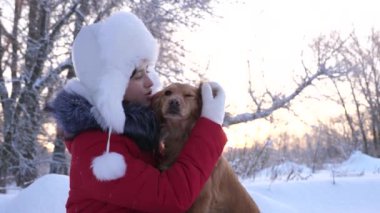 Çocuk, Noel tatilinde evcil hayvanıyla ormanda oynar. Güzel kız gülümser, parkta sevgili köpeğini okşar. Avcı köpeği olan bir kız kışın ormanda yürür. Köpek hostesi öpüyor..