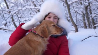Köpek hostesi öper. Köpek kızların yüzünü yalıyor. Güzel kız gülümser, parkta sevgili köpeğini okşar. Avcı köpeği olan kız kışın ormanda yürür..