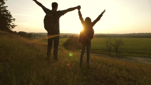 Família feliz de turistas em viagens de férias. Caminhante. Papai e filha viajam, caminham pela floresta, apreciam a paisagem ao pôr do sol.Os amantes viajam com mochilas. Romance. Movimento lento — Vídeo de Stock