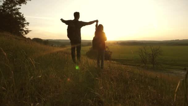 Utazók apa és lánya emelje fel a kezét, és örvendezzen a győzelmet, és élvezze a naplementét. Boldog turistacsalád nyaralni. Túrázó lány. Az utazók hátizsákkal utaznak. Lassú. — Stock videók