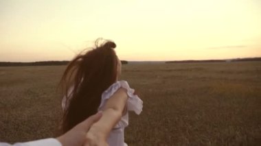 Benimle gel. Mutlu aşıklar el ele koşar. Kız, sevdiği adamın elini tutarak sahada koşar ve güler. Ağır çekim. Mutlu aile kavramı. Kız ve erkek şehir dışına seyahat eder..