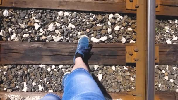 Gezginin bacakları demiryolu bağları na gidiyor. Close. uyuyanlar üzerinde turistik adımlar. yolcu trenin arkasında kaldı. Yavaş çekim — Stok video