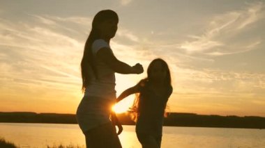gençler kız tatil disko. göl kenarında parti, çocuklar dans. Sahilde dans eden mutlu kızlar. müzik dinlerken eğlenceli güzel kızlar. kız kardeşler dans ediyor.