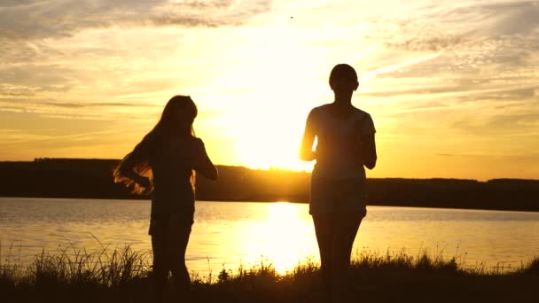 Adolescentes novias disco de vacaciones. fiesta junto al lago, niños bailando. chicas felices bailando en la playa. hermosas chicas divirtiéndose escuchando música. hermanas están bailando . — Vídeos de Stock