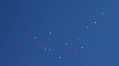 Havada uçan güzel helyum balonları. Havada uçuşan bir sürü renkli balon. tatil kavramı