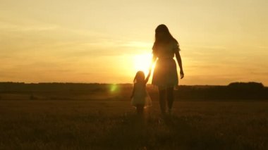 Çocuk annesiyle Meadow 'da oynuyor. Küçük kız ve anne el ele tutuşarak sahada dolaşıyorlar. Bebek annesinin elini tutuyor. Mutlu aile akşamları şehir dışına çıkar. Anne ve bebek parkta dinleniyor.