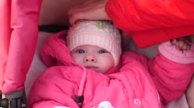 küçük çocuk annesi ile sonbaharda, bahar Park yürüme arabası, ceket ve şapka giymiş yatıyor