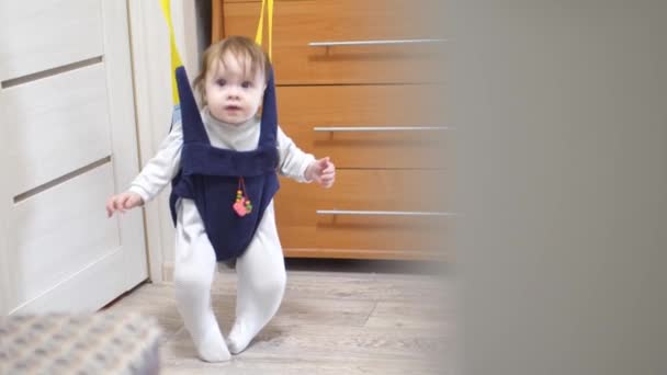 Kleines Baby springt in Kinderspringpullover. Lernspiel für Kinder. glückliche Kindheit zu Hause — Stockvideo