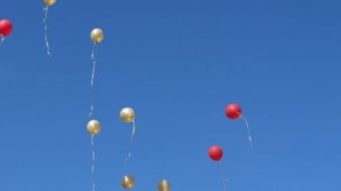 Havada uçan güzel helyum balonları. Havada uçuşan bir sürü renkli balon. tatil kavramı