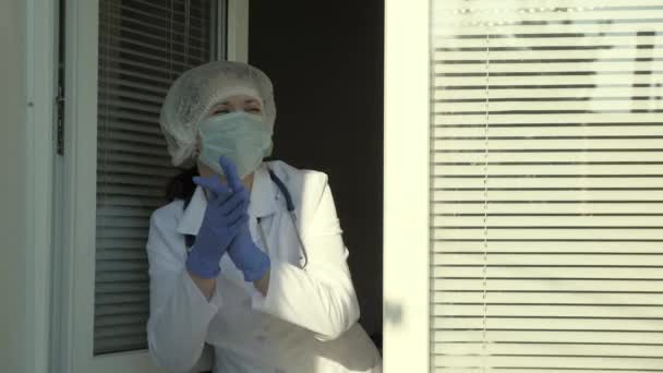 Doctora, personal médico del hospital que lucha contra el coronavirus, aplaude a los residentes y policías por su apoyo. epidemia en el país y en la ciudad . — Vídeo de stock