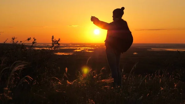 Free Jovencita bloguera turística graba un video selfie en la cima de las montañas usando un teléfono inteligente con un hermoso paisaje. Saludable mujer alegre viaja al amanecer y la naturaleza fotografía en el teléfono . —  Fotos de Stock